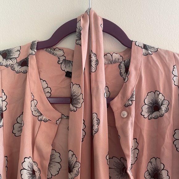 Ann Taylor Blush/Pink Floral Button Down Blouse with Neck Tie Size Medium - Picture 2 of 8